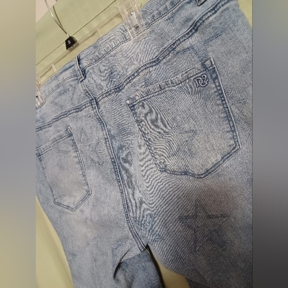 A DG2 By Diane Gilman Light Blue Star Patterned Women Crop Capri Jeans - Picture 5 of 8